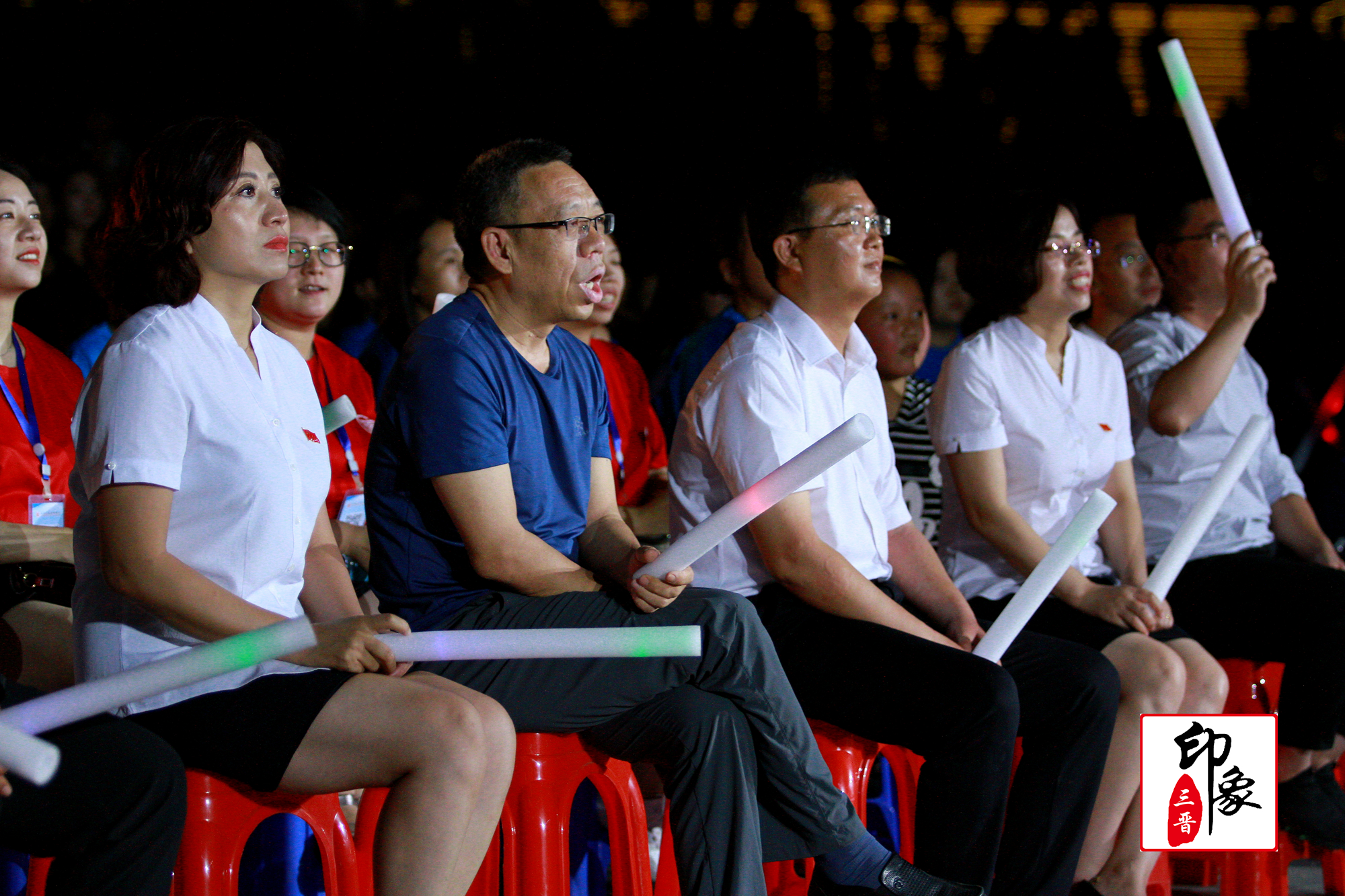 文化广场万人观众及嘉宾,盂县汇民村镇银行董事长李滨,汇民银行行长杨