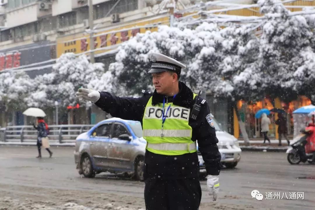 不论是奋力开道的交警