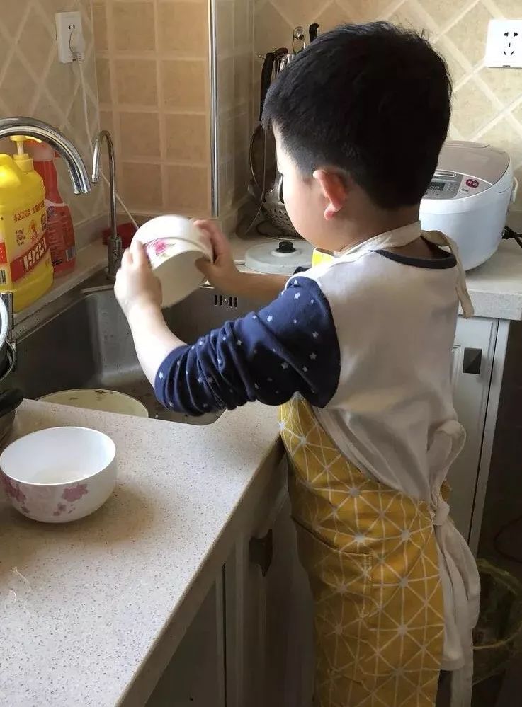 "我4岁,我已经不是小孩子,可以帮爸爸妈妈洗碗啦!