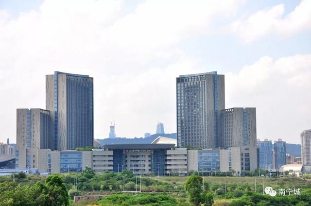 75米);宝能环球金融中心(268.5米). 2017年10月启用的南宁市民中心.