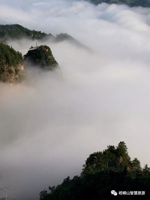 雾锁山头山锁雾,山套山,雾涌雾.