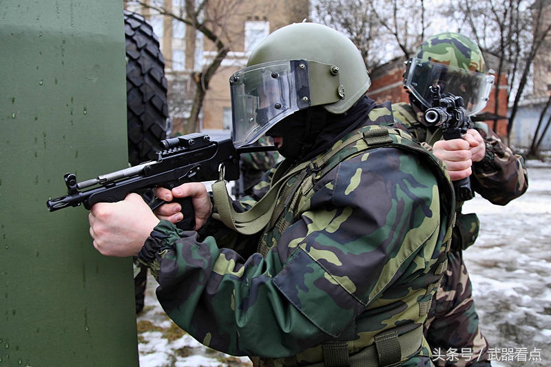 军事丨俄军特种部队装备2000冲锋枪,普京总统也来体验