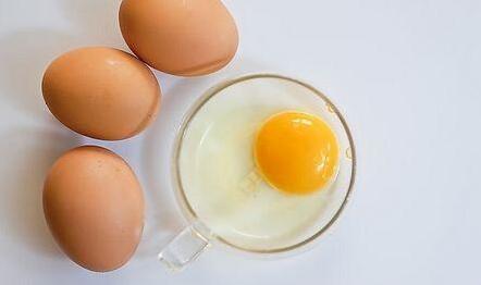 如果发生过敏症状,应立即停止给宝宝喂食鸡蛋,最好是含有鸡蛋成分的