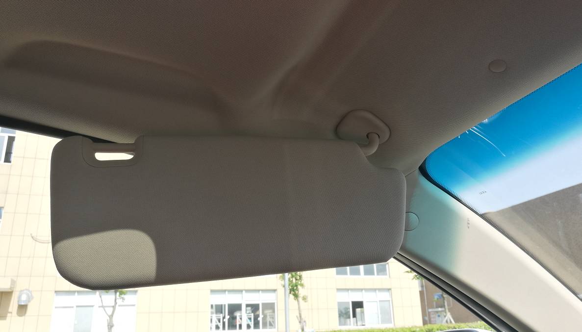 【实用教程】车内遮阳板和化妆镜都是怎么使用的?