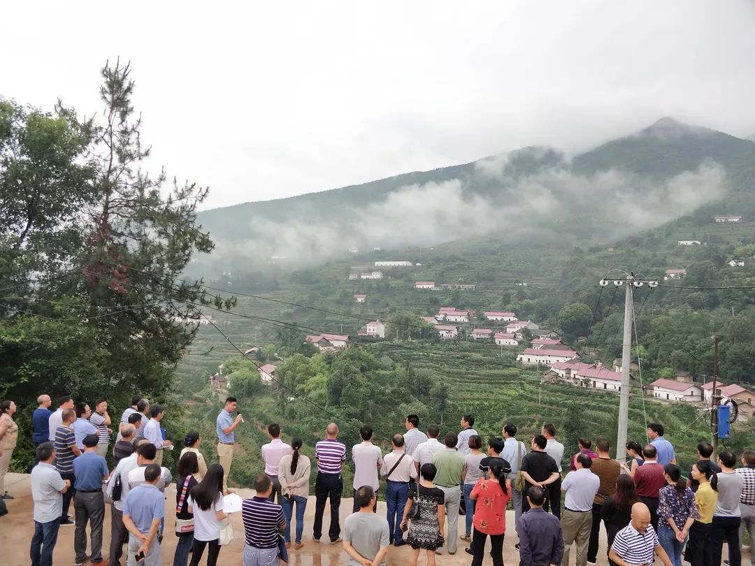 干部到贫困户家中走访 7月4日,水田坝乡全体联村干部,各村书记,驻村