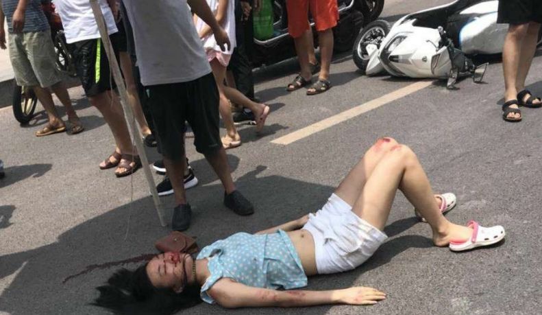 突发!宜宾丽雅龙城一女子骑车倒地,再被摩托车撞伤!