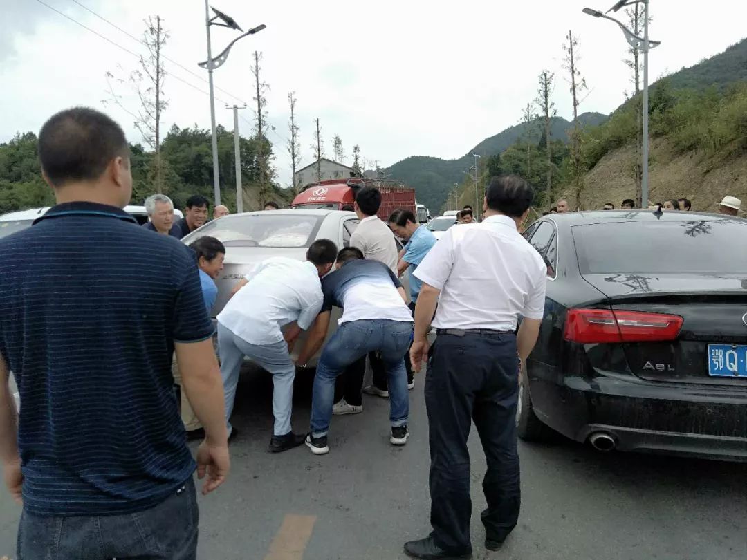 利川谋道发生两车碰撞的交通事故,众人蜂拥抬车.