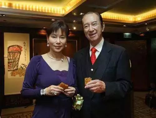 故事| 赌王三太买菜,t恤配冰种满绿玉镯?被嘲丑但人家首饰多啊!