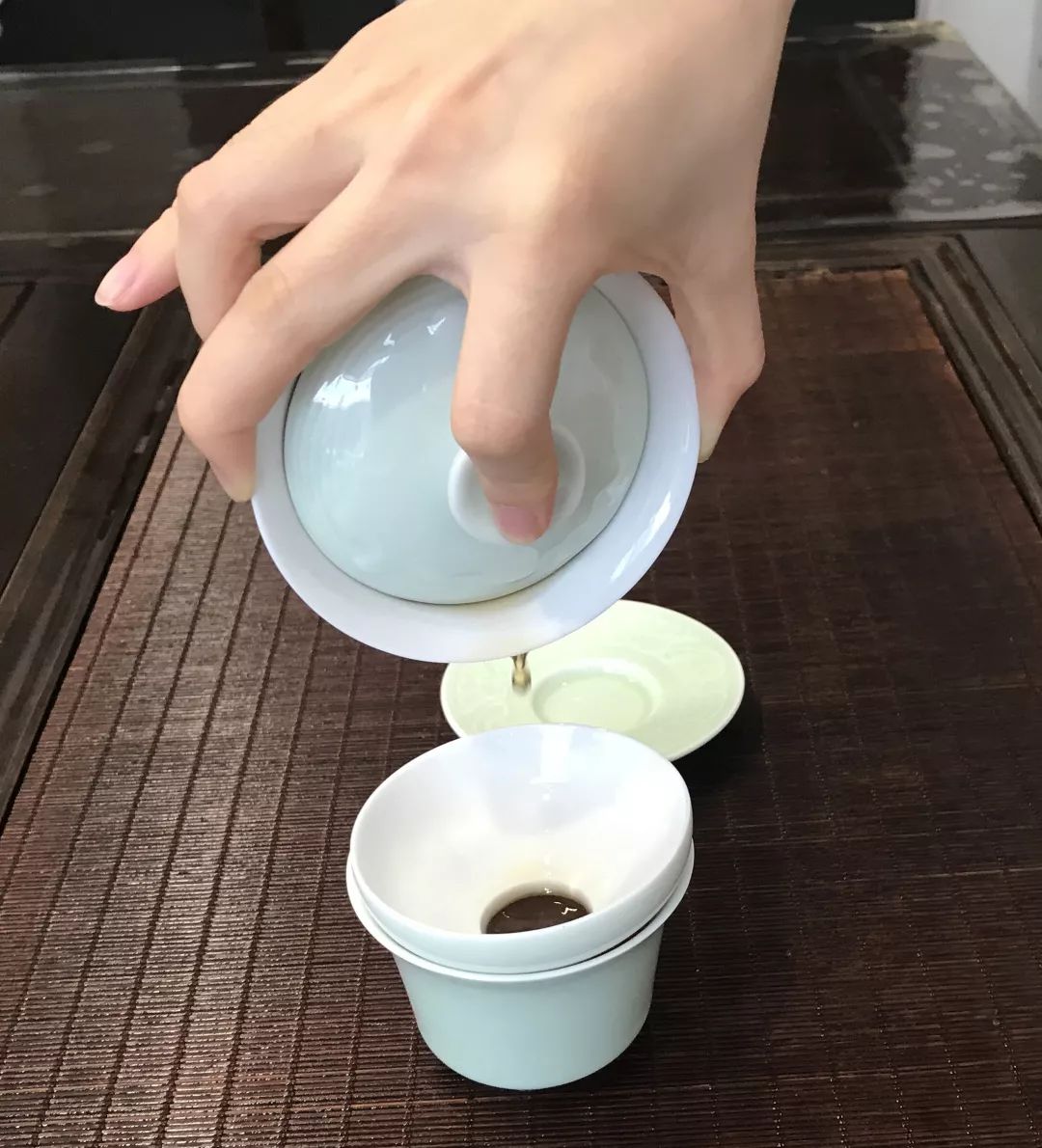 用盖碗泡茶,手势一定要做到不偏不倚,主要泡法有两种,横泡和侧泡.