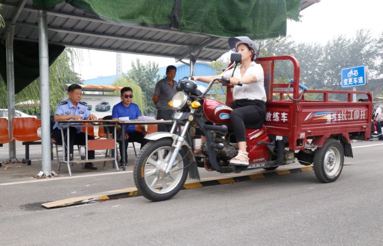 路虎男醉驾被查全程大笑丨开奔驰宝马非要考摩托车驾照,原因竟是