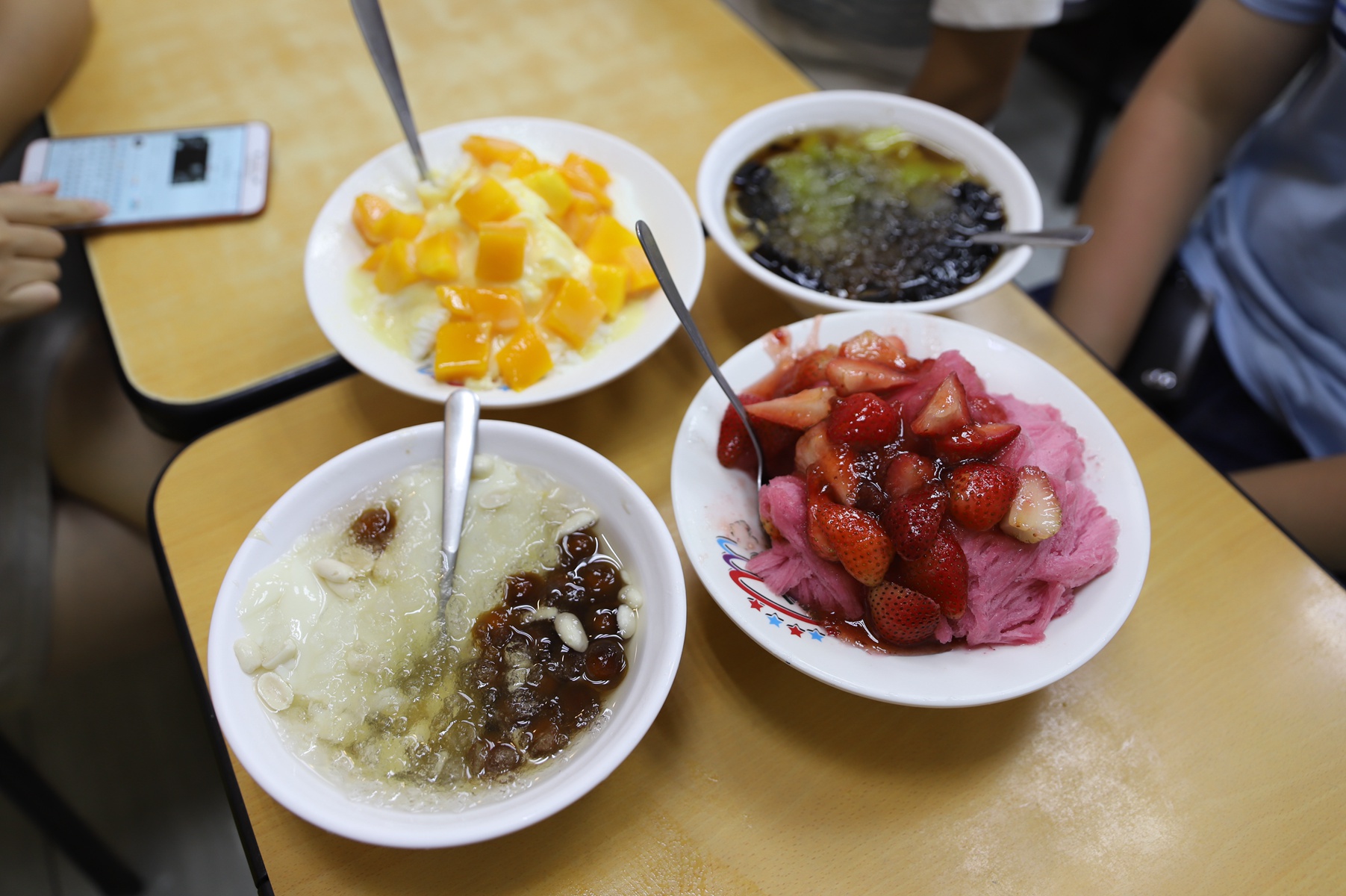 台湾|花375台币到西门町吃挫冰,感觉不贵,豆花仙草粉果可以吃三大碗