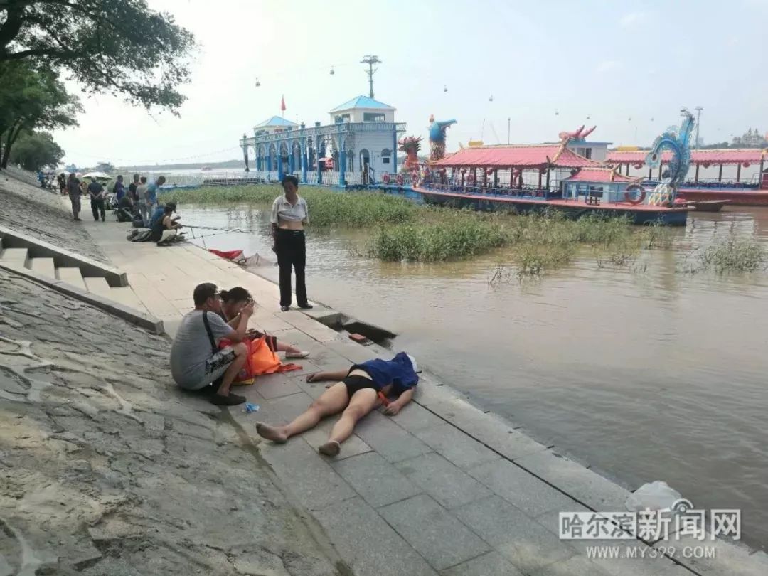 天热江边嬉水五旬男不幸溺亡|沿江走走,水里还有好多人,危险啊