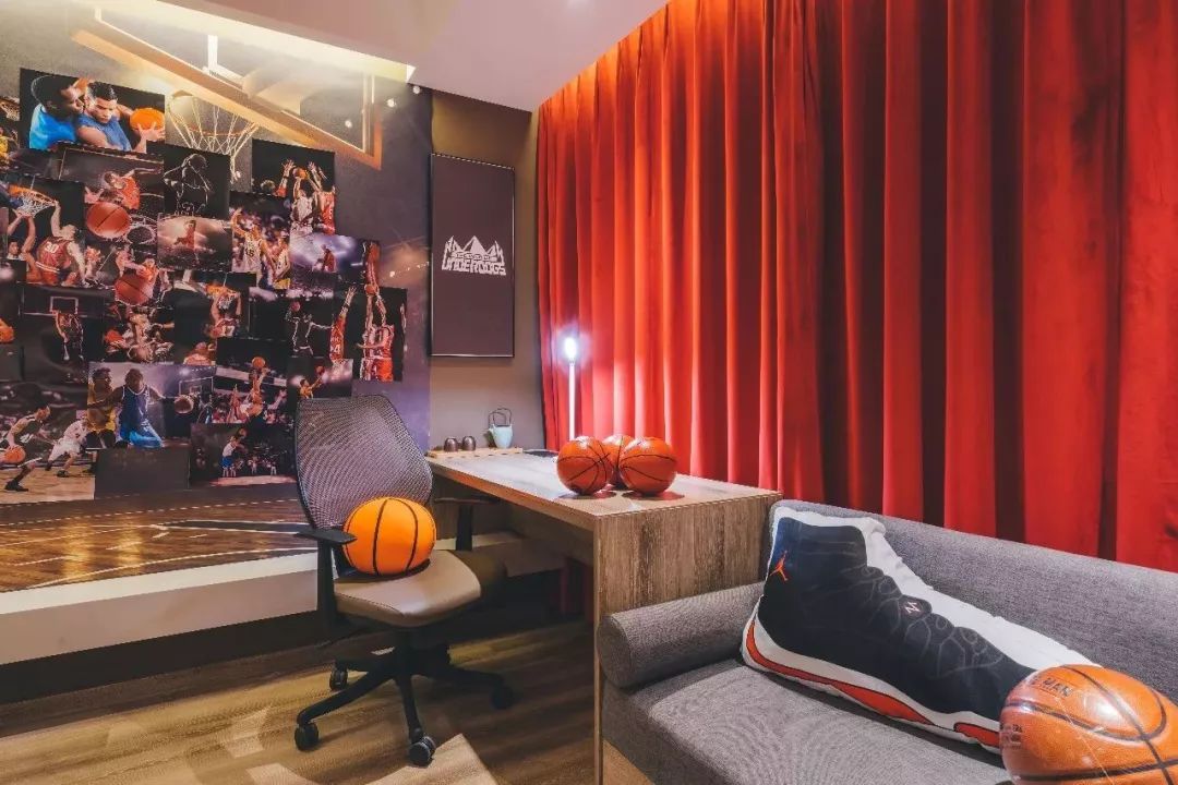 这家酷炫的酒店里居然开了个篮球馆来跟圈哥体验一下
