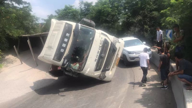 庆阳:今天下午一大货车下坡侧翻,道路阻塞(视频)