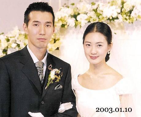 她的老公是韩国职业高尔夫球选手朴振宇,2003年结婚后,次年两人就迎来