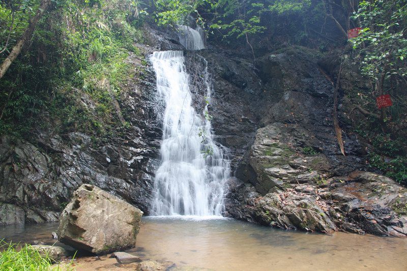 桂东南第一大峡谷瀑布,桂东南避暑胜地——陆川龙颈