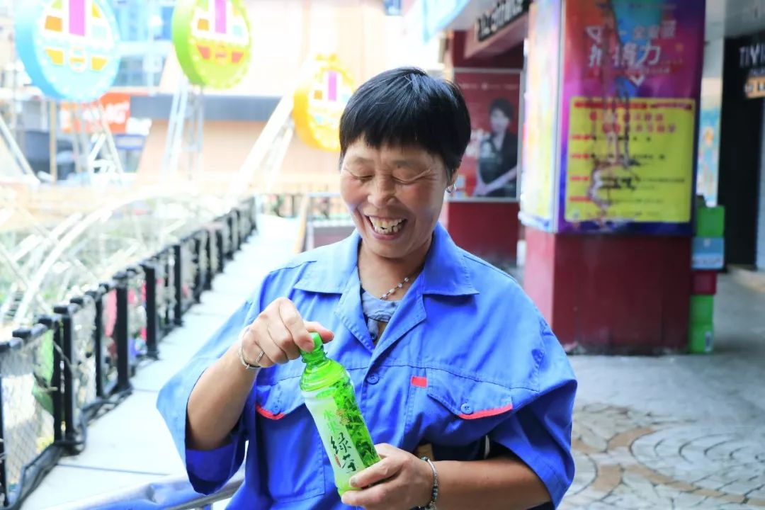 40℃高温的合肥街头,惊现无人冰柜,让我们看到了合肥人的另一面.