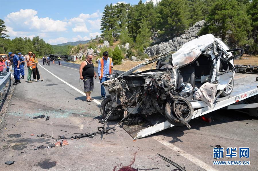 一辆载有中国游客大巴在土耳其发生车祸