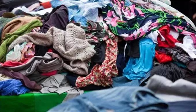 尸体上扒下来的"洋垃圾"!300吨国外扔掉的旧衣服在中国被截!