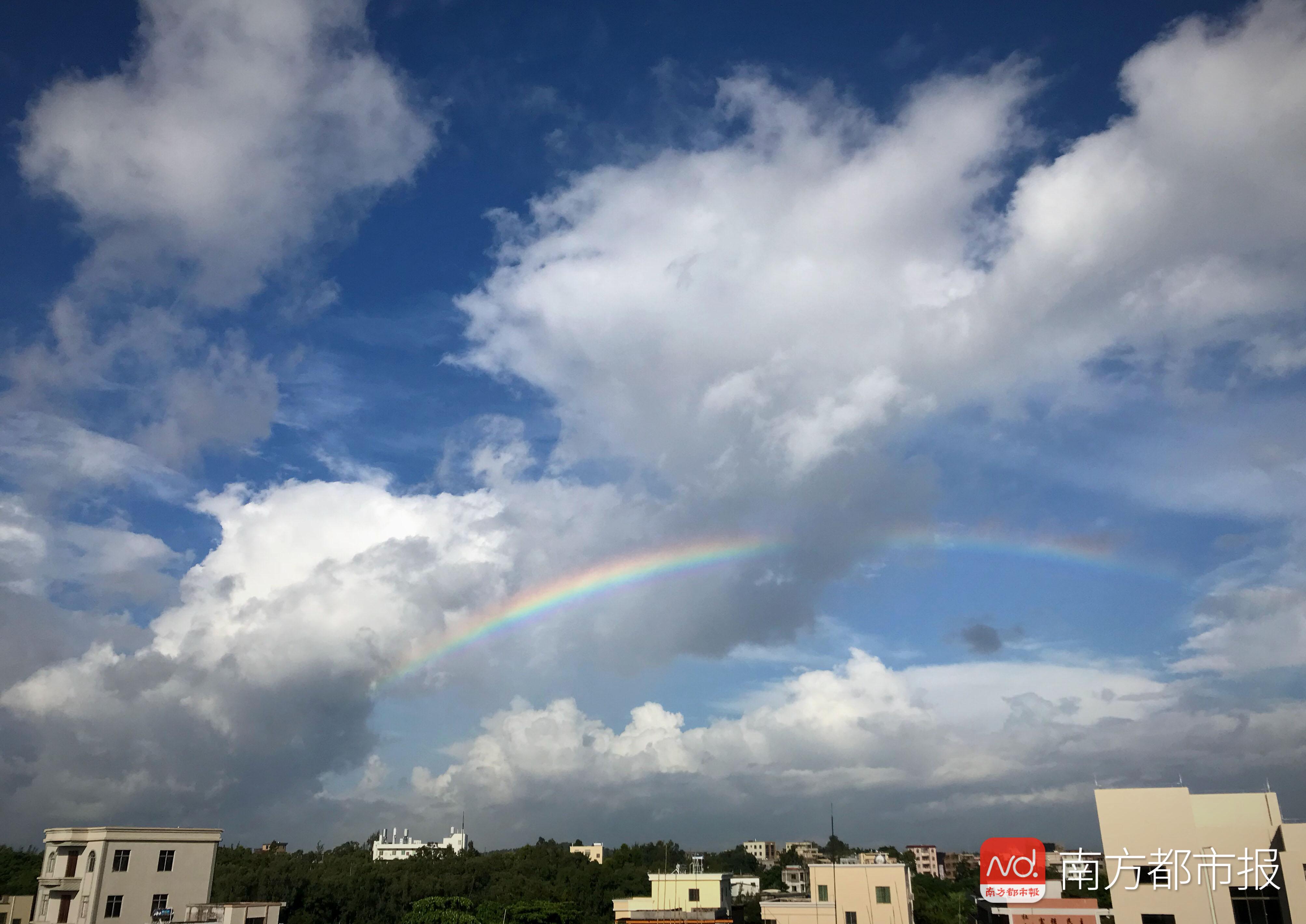 多云阵雨的天气也可能会遇上蓝天白云和彩虹同时出现