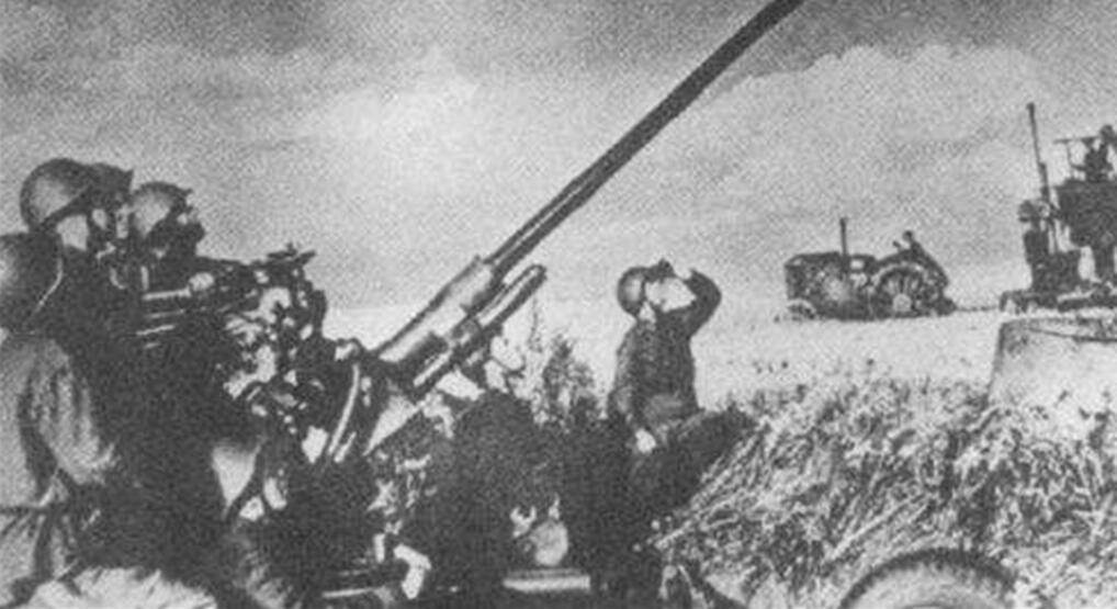 (作战中的苏联高射炮部队)1942年,m1939型高射炮进行了一次自行化改进