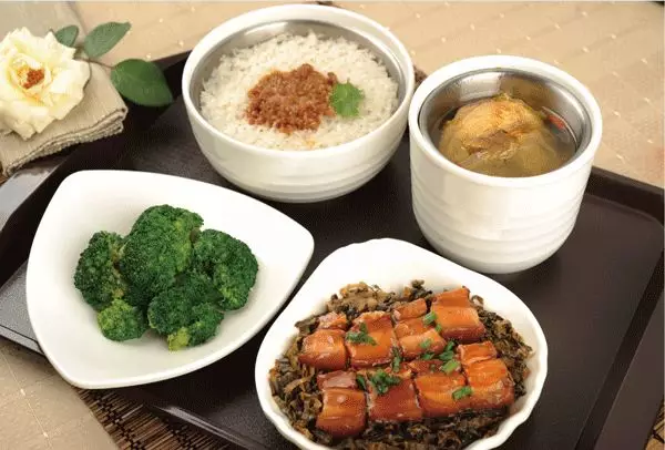 4 原盅蒸饭是一道特色粤菜,"蒸"这种简单的烹饪方式作为食物制作的