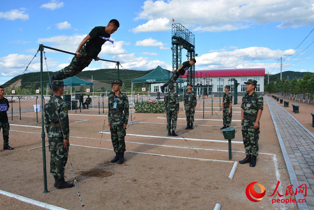 高清:武警森林部队烈日下挑战极限 比武场上竞风流