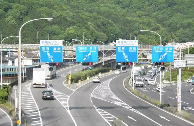 乡村的人口密度比城市越什么_城市人口密度图(2)