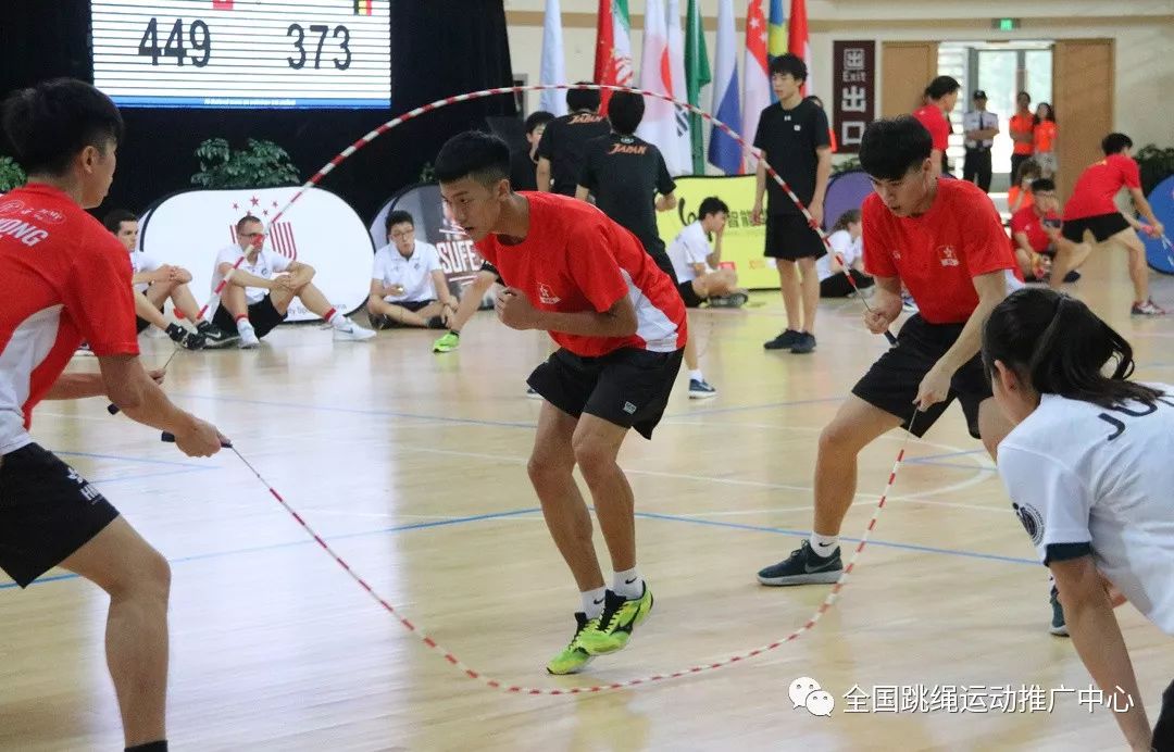 中国香港队在4x45秒交互绳接力男子组比赛中一举刷新世界纪录,震撼