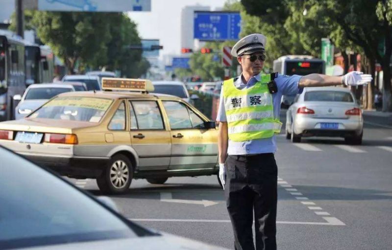 有为了维持道路交通安全的交通警察们