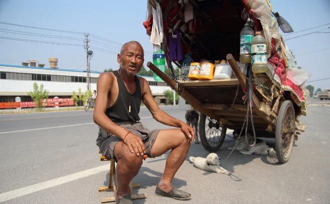 64歲老漢拉著「房車」尋找走失妻子，3年中沒找到妻子但找到了愛 娛樂 第4張