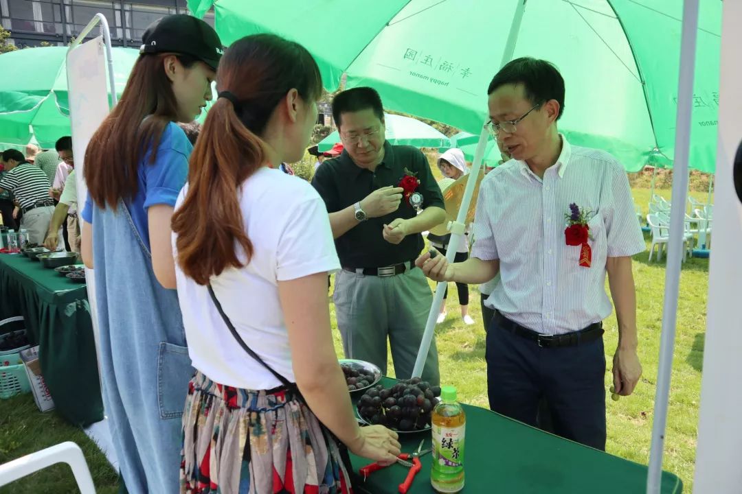 福州市农业局局长翁芳明,副县长侯一晞一行在品尝展出的葡萄