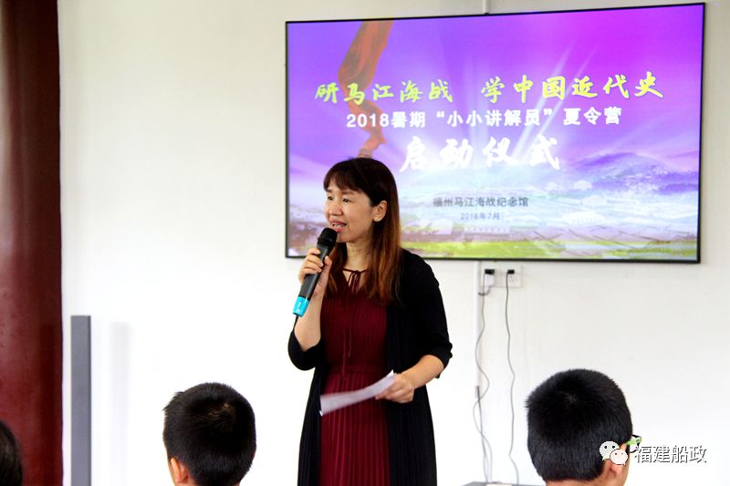 黄婷老师现场介绍语言表演技巧