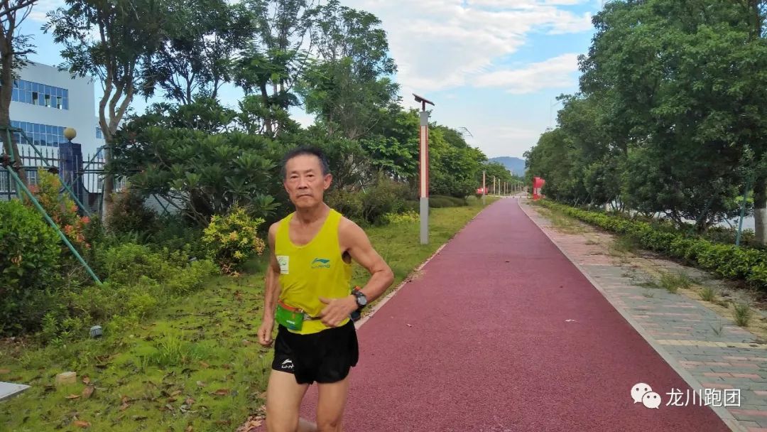 老骥伏枥,老当益壮,65岁奥运火炬手客家地区夏日奔跑33公里依然雄姿