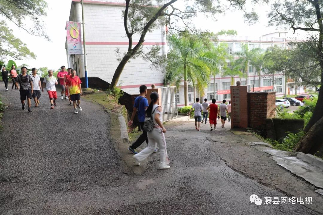 一起参与了"全民健身 健康广西" 约3公里的路程 参加人员 从藤县中学