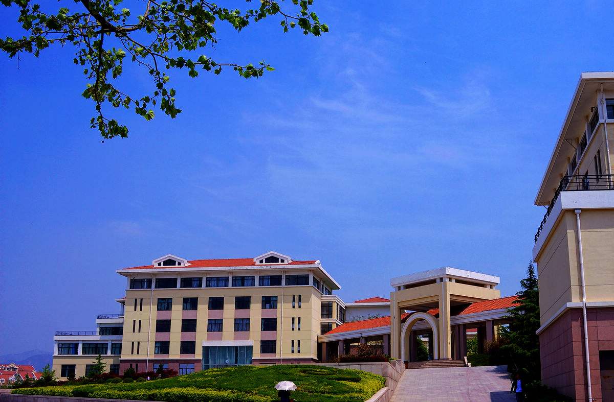 学校辖崂山,鱼山和浮山三个校区,在建中国海洋大学黄岛校区(海洋科教