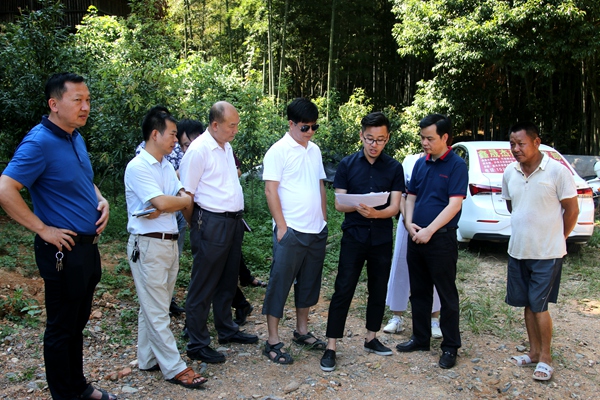 金洞:何德波现场调度旅游升温和乡村振兴项目建设