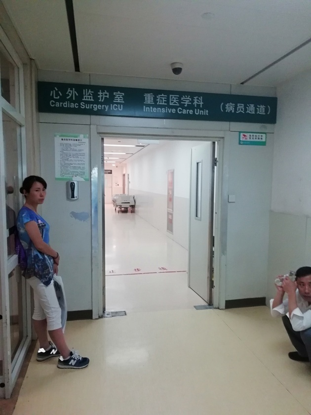 接受宋立志入院治疗的山东省立医院东院区icu门外 每日经济新闻记者