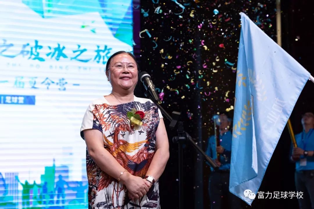 授旗,廖冬芬女士宣布夏令营正式开营活动开场表演《架子鼓合奏》掀起