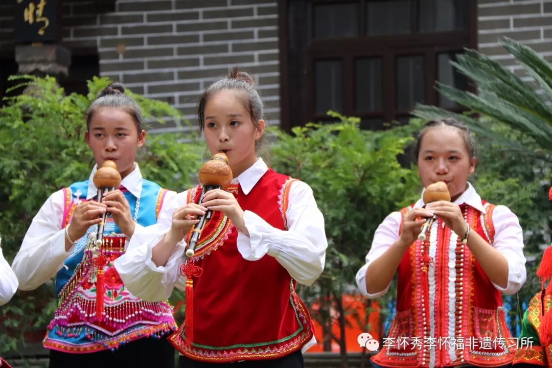 彝族2018年暑假海菜腔烟盒舞传承班结业典礼暨原声音乐汇启动仪式顺利