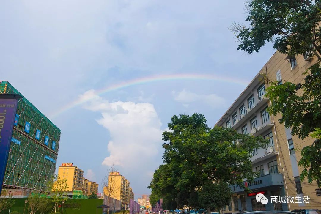 【头条】刚刚,商城上空突现奇幻天象:烈日伴大雨,蓝天映彩虹