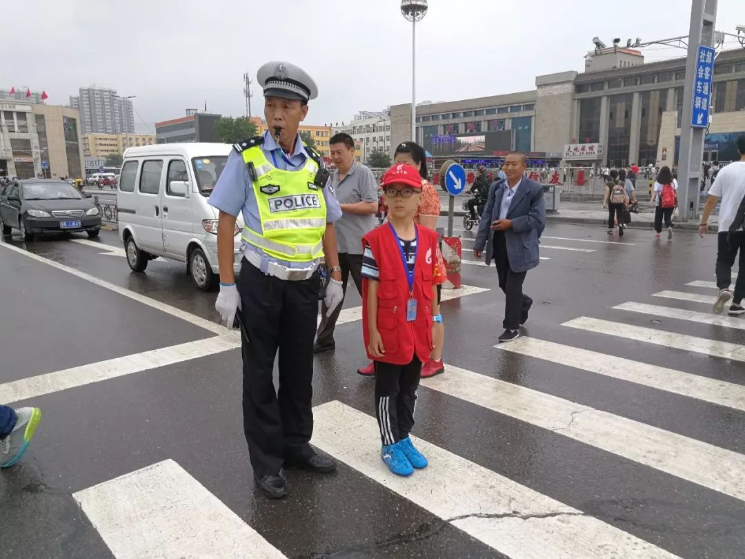 在上岗前,交警叔叔为我们详细介绍岗区的职责,还为我们讲解一些交通