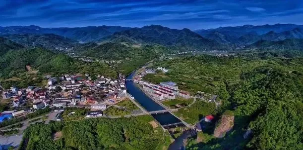 上虞区长塘镇桃园村桃园村,地处长塘镇西面,毗邻越城区富盛镇,由解放