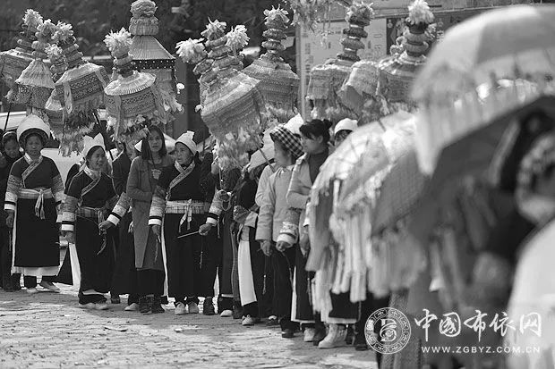 回丧家,砍牛的女婿亲友在鬼场坝边上架锅煮牛肉,招待和女婿家起来吊丧