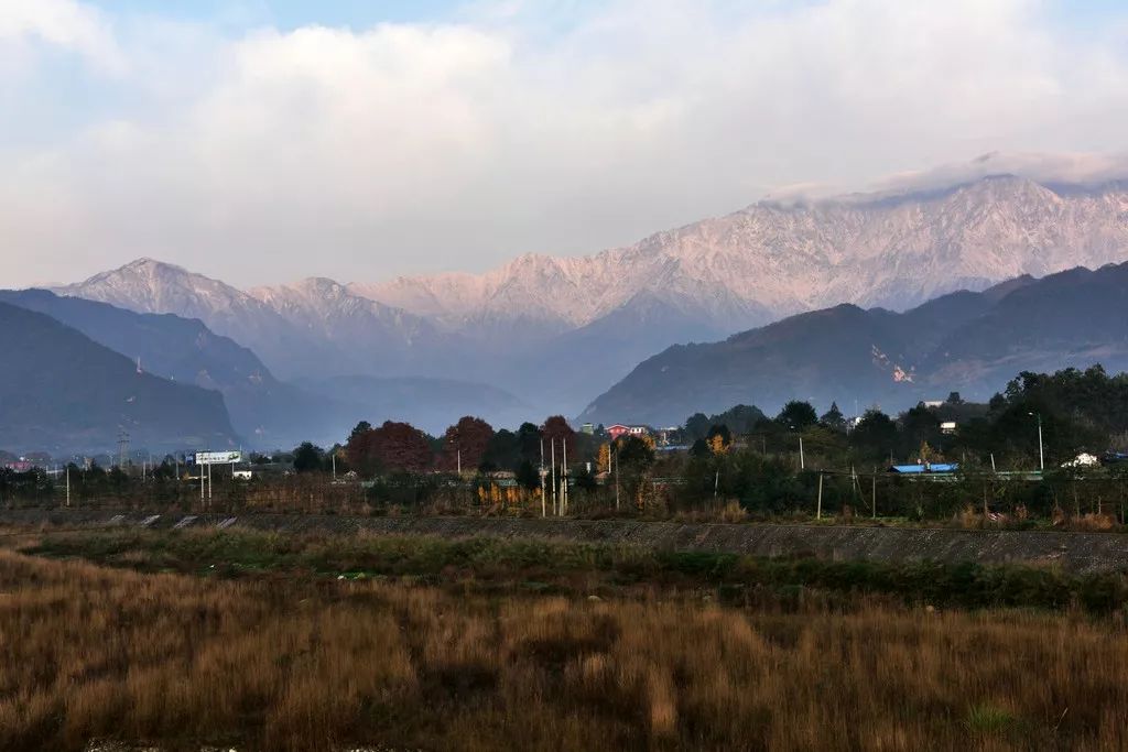 彭州向高,向远心在路上,冲向蓝天五彩缤纷,兴奋嫣然太阳普照丹景山镇"