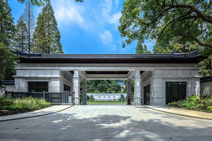 浙江西湖山庄座落于北山路,紧邻黄龙吐翠,宝石流霞,曲院风荷,岳庙等