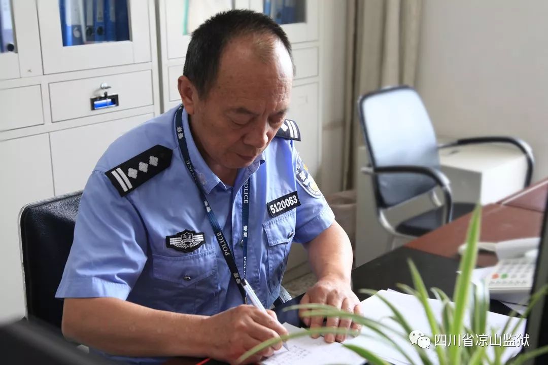 八一特辑 ‖ 从军服到警服:变化的是眼角细纹,不变的