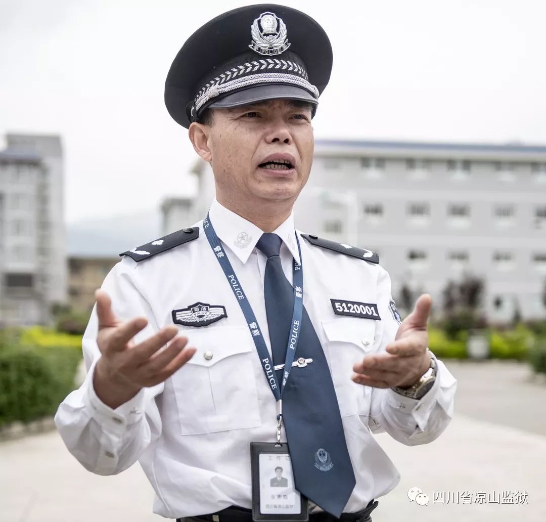 八一特辑从军服到警服变化的是眼角细纹不变的是信念坚定