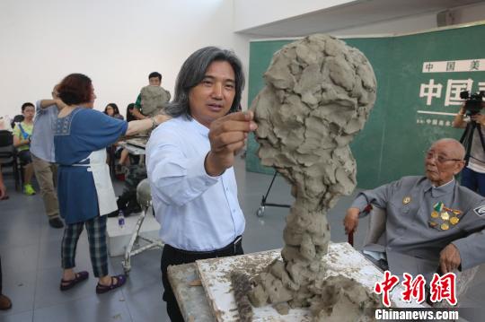 中国美术馆馆长,著名雕塑家吴为山对作品进行修整 杜洋 摄
