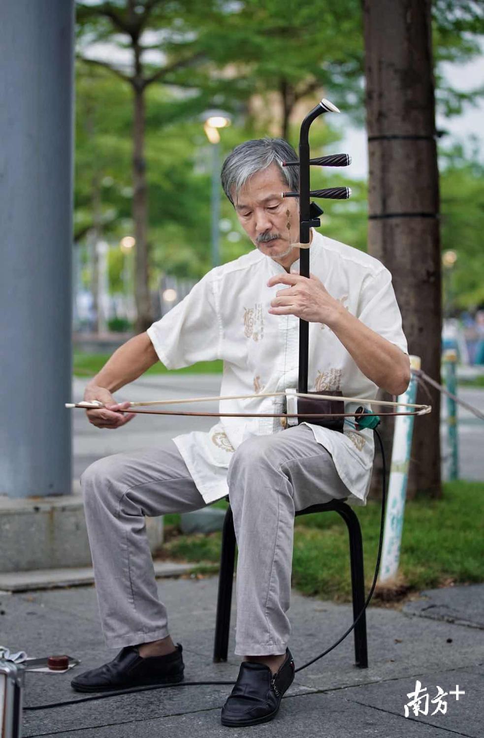 他创建自己的个人工作室,同时在老年大学开班授课,专注于推广二胡民乐